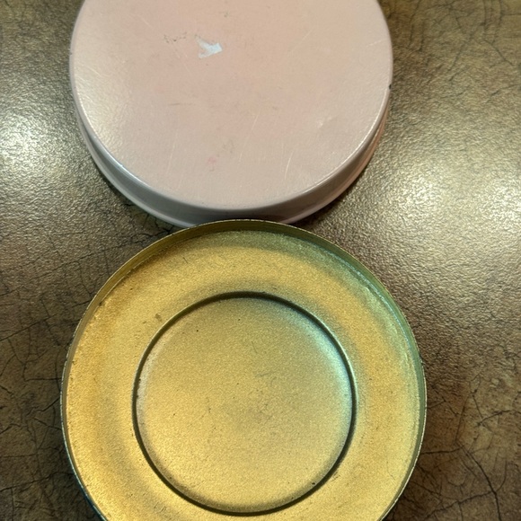 Tin Powder Container - Picture 6 of 6